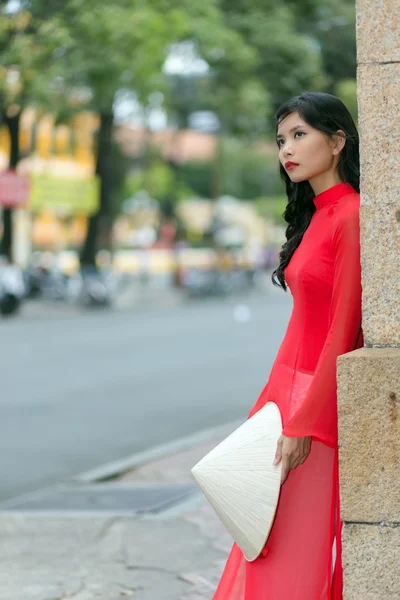 Gorgeous girl in traditional Vietnamese clothing — Stock Photo, Image