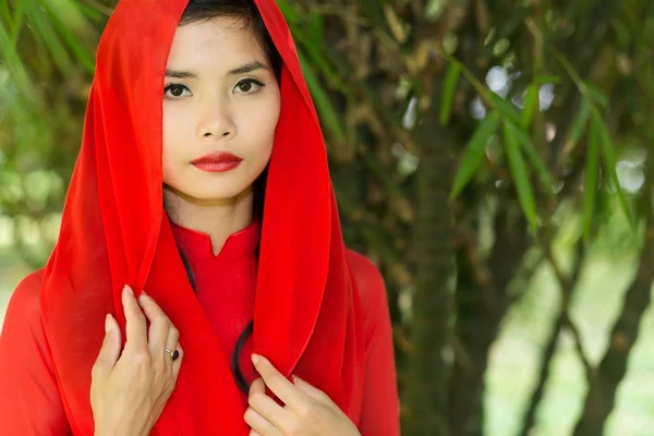 Bardzo wietnamski kobieta w czerwonym szalikiem głowa — Zdjęcie stockowe
