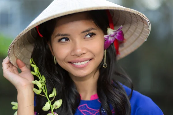 Docela vietnamštině žena s květinou ve vlasech — Stock fotografie