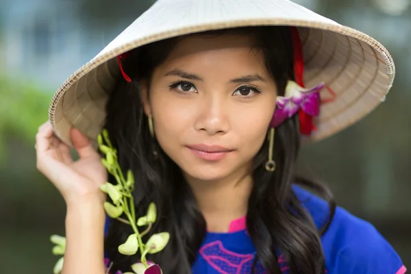 Çekici ciddi genç Vietnamlı bir kadın — Stok fotoğraf