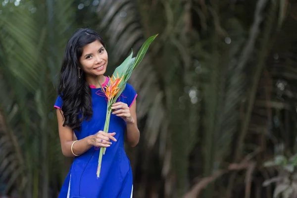 Mujer vietnamita sonriente sosteniendo flores frescas — Foto de Stock