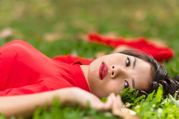 Šťastná asijské žena vleže na louky a pastviny — Stock fotografie