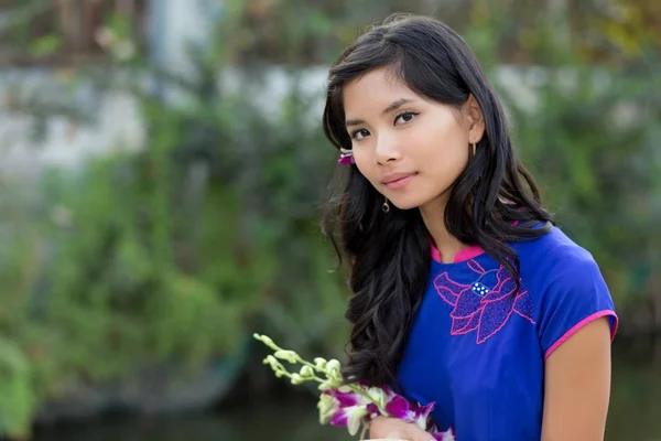 Asiatisk kvinna anläggning färska blommor — Stockfoto