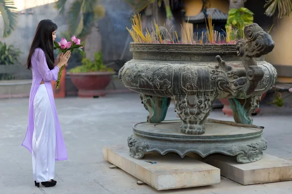 Joven mujer asiática haciendo una ofrenda votiva — Foto de Stock