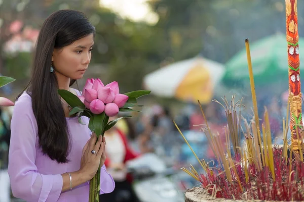 漂亮的越南女孩祈祷 — 图库照片