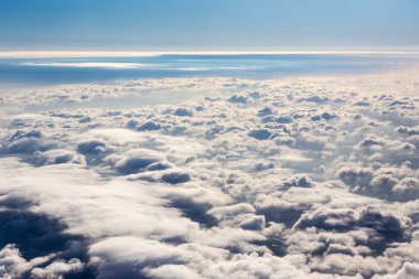 Bulut deniz manzaralı bir düzlem