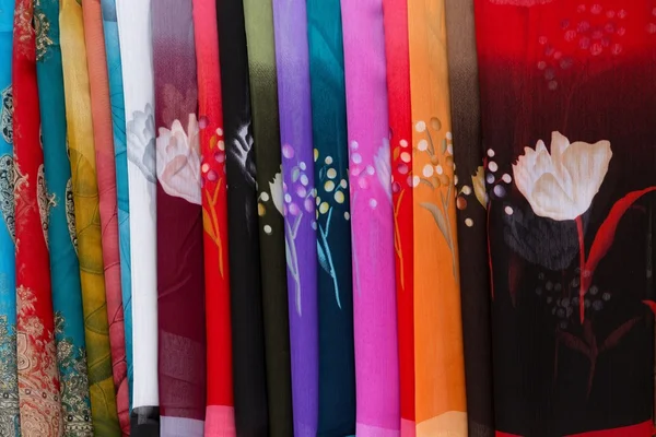 Bufandas de seda de colores — Foto de Stock