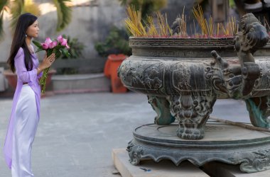 kadın Budist tapınağı dua