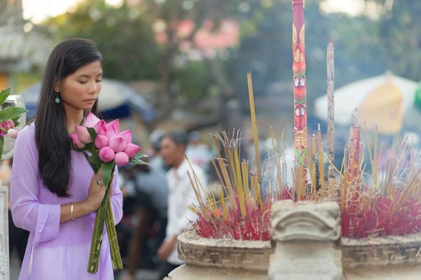 Vietnamese woman praying at temple — Stock Photo, Image