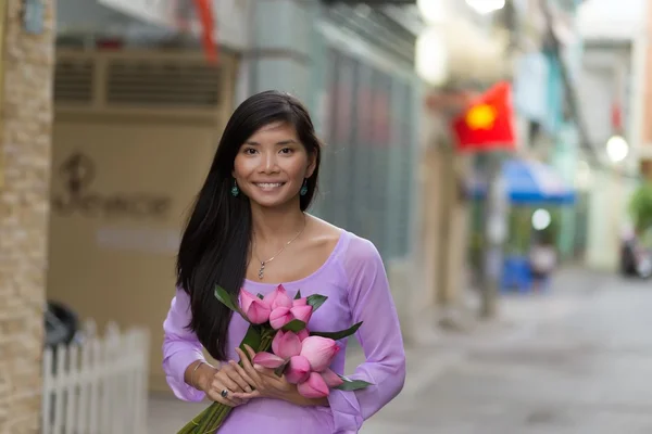 Femme asiatique tenant des fleurs de lotus — Photo