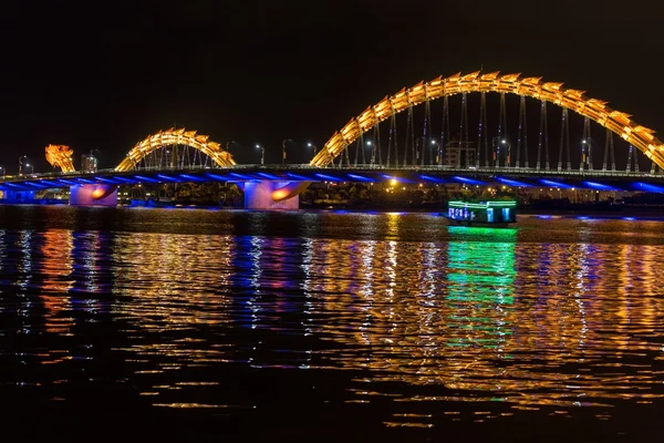 Jembatan naga di atas sungai — Stok Foto