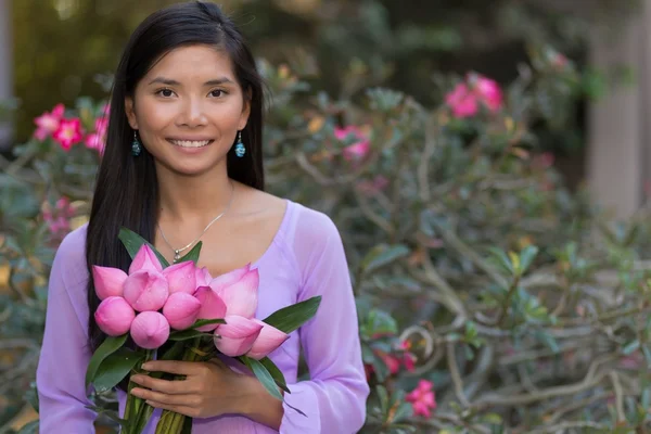 Asiatische Frau mit Lotusblumen — Stockfoto