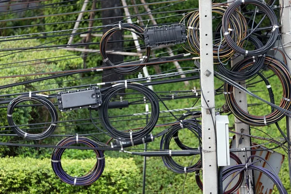 Cabos elétricos bagunça — Fotografia de Stock