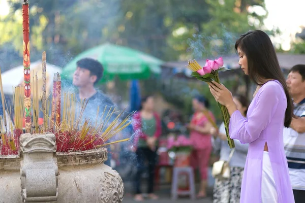 Vietnamca kız dua — Stok fotoğraf