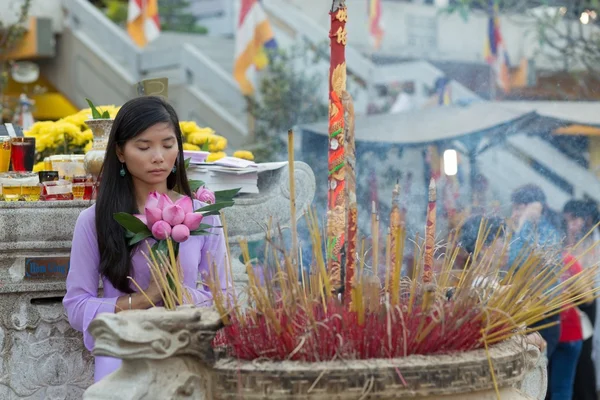 Aziatische boeddhistische vrouw bidden — Stockfoto