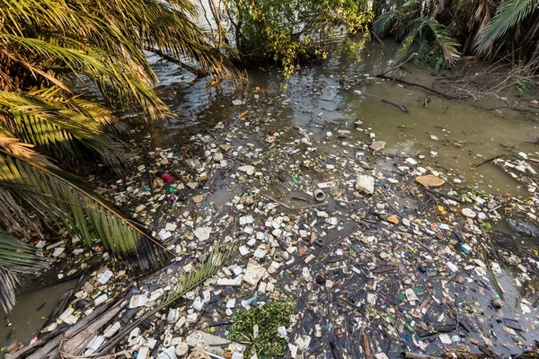 Pollution des eaux par les ordures — Photo