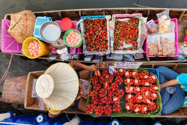 Суниця та томати-чері — стокове фото