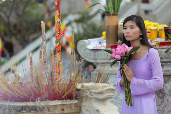 Pretty Vietnamese girl praying — Stock Photo, Image