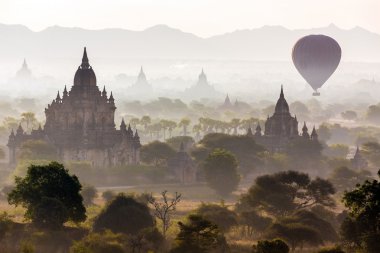 Balonlar ve pagodadan Bagan içinde