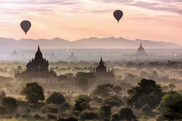 Balloons and pagodas in Bagan plain — Stock Photo, Image