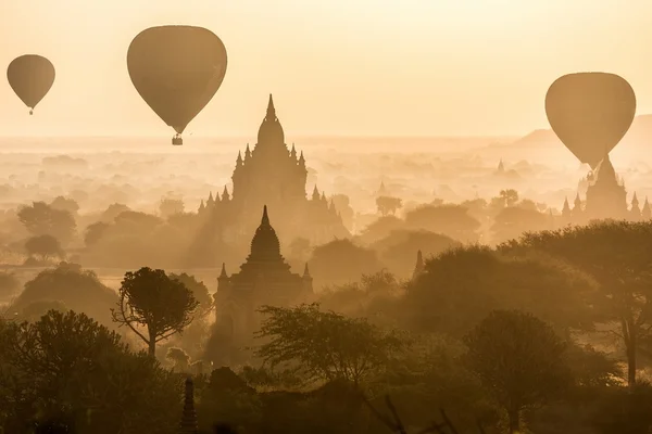 Ballonnen en pagodes in Bagan — Stockfoto