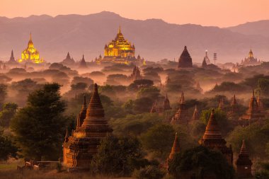 宝塔景观温暖的夕阳下的蒲甘，缅甸 (缅甸平原
