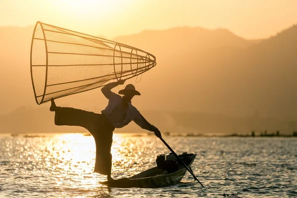 Birmese fisher in Inlemeer — Stockfoto