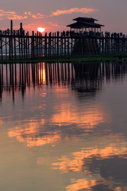 Myanmar 'da köprü altındasın.
