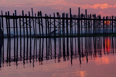 Myanmar 'da köprü altındasın.