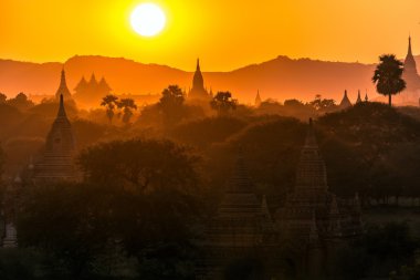 宝塔景观温暖的夕阳下的蒲甘，缅甸 (缅甸平原