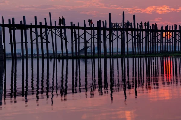 U mostu v Myanmaru — Stock fotografie