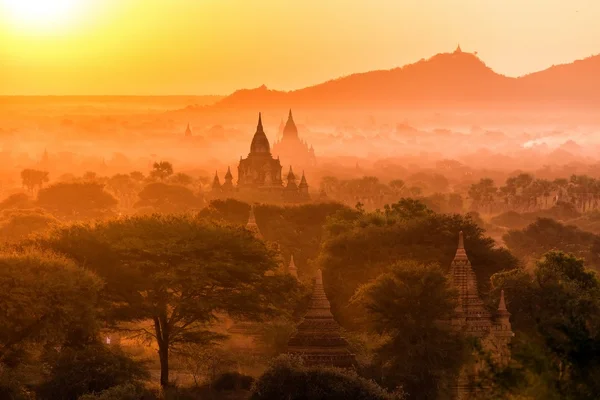 Paisaje de pagoda al atardecer en Bagan — Foto de Stock