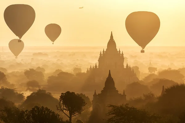 Ballonnen en pagodes in Bagan — Stockfoto