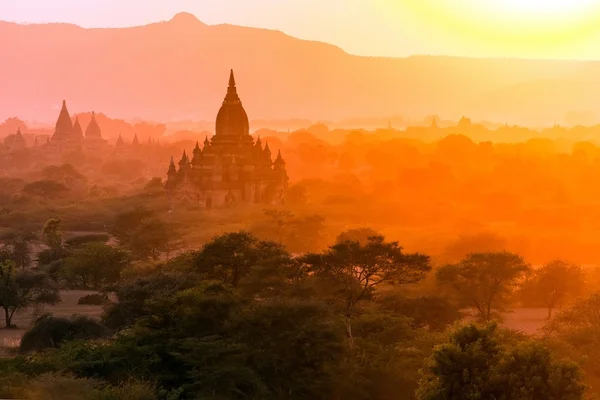 Paisaje de pagoda al atardecer en Bagan — Foto de Stock