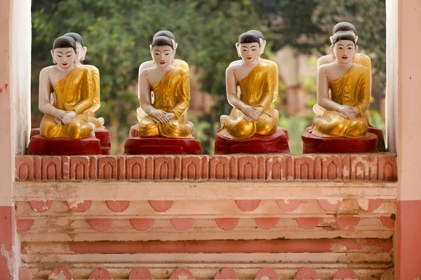 Pequenas estátuas de Buda em Mianmar — Fotografia de Stock