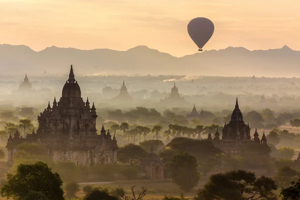 Ballon en pagodes in Bagan — Stockfoto