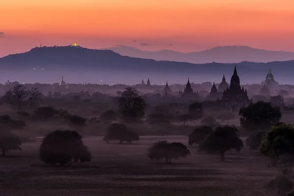 Paisagem de Pagode ao anoitecer em Bagan — Fotografia de Stock