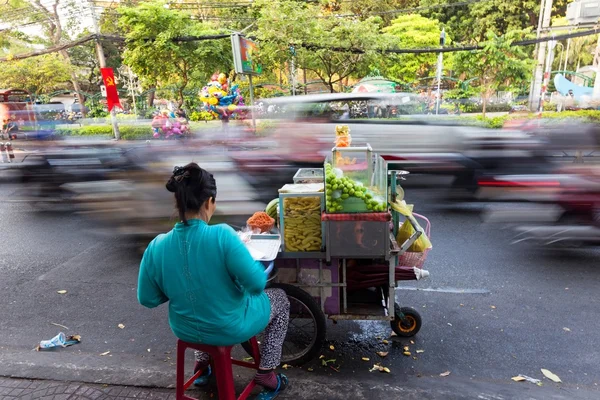 Aziatische verkoper lange blootstelling op verkeer weg — Stockfoto