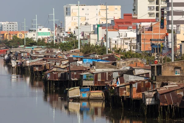 Slum och moderna byggnader i Saigon — Stockfoto