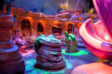 Sevimli Kaplumbağa ve yunus Disney denizde su sprey