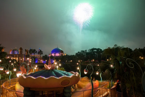 Edifício árabe e fogos de artifício em Tóquio Disney Sea — Fotografia de Stock