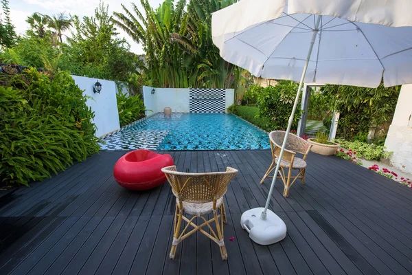 Moderner Luxus-Pool mit Stühlen — Stockfoto