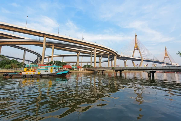 Puente de Bhumibol y barcos en el río Chao Phraya — Foto de Stock