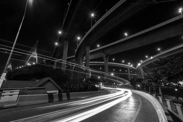 Trilha de luz na Ponte Bhumibol em Bancoc — Fotografia de Stock