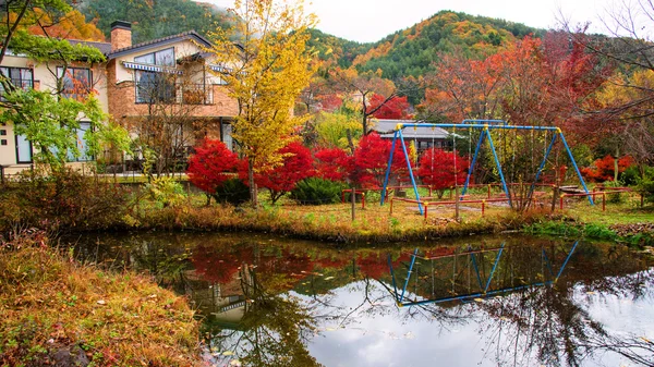 Casa de lujo con hojas de color otoño — Foto de Stock