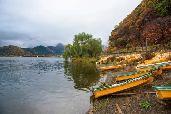 Barcos amarelos no lago Kawaguchiko — Fotografia de Stock