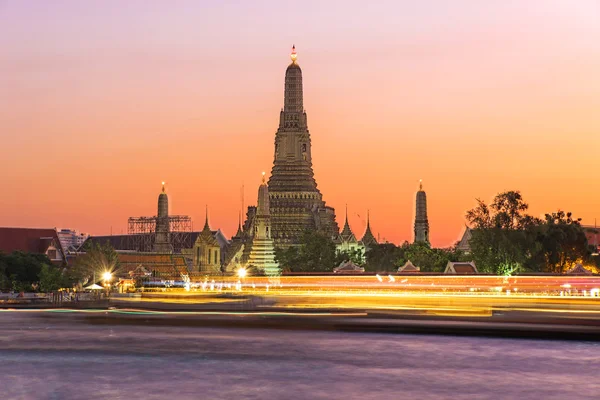 Wat Arun ao anoitecer — Fotografia de Stock