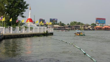 Nehir kıyısında Koh Kred yakınındaki beyaz pagoda