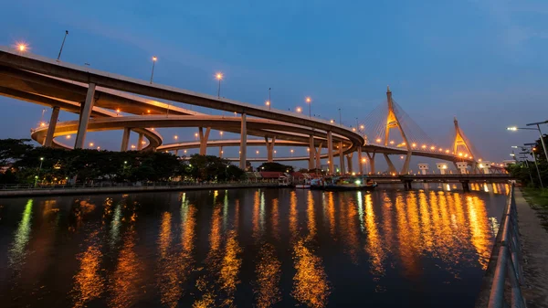 バンコクの朝のプミポン橋 — ストック写真