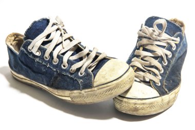 Çift izole kirli mavi spor ayakkabı 